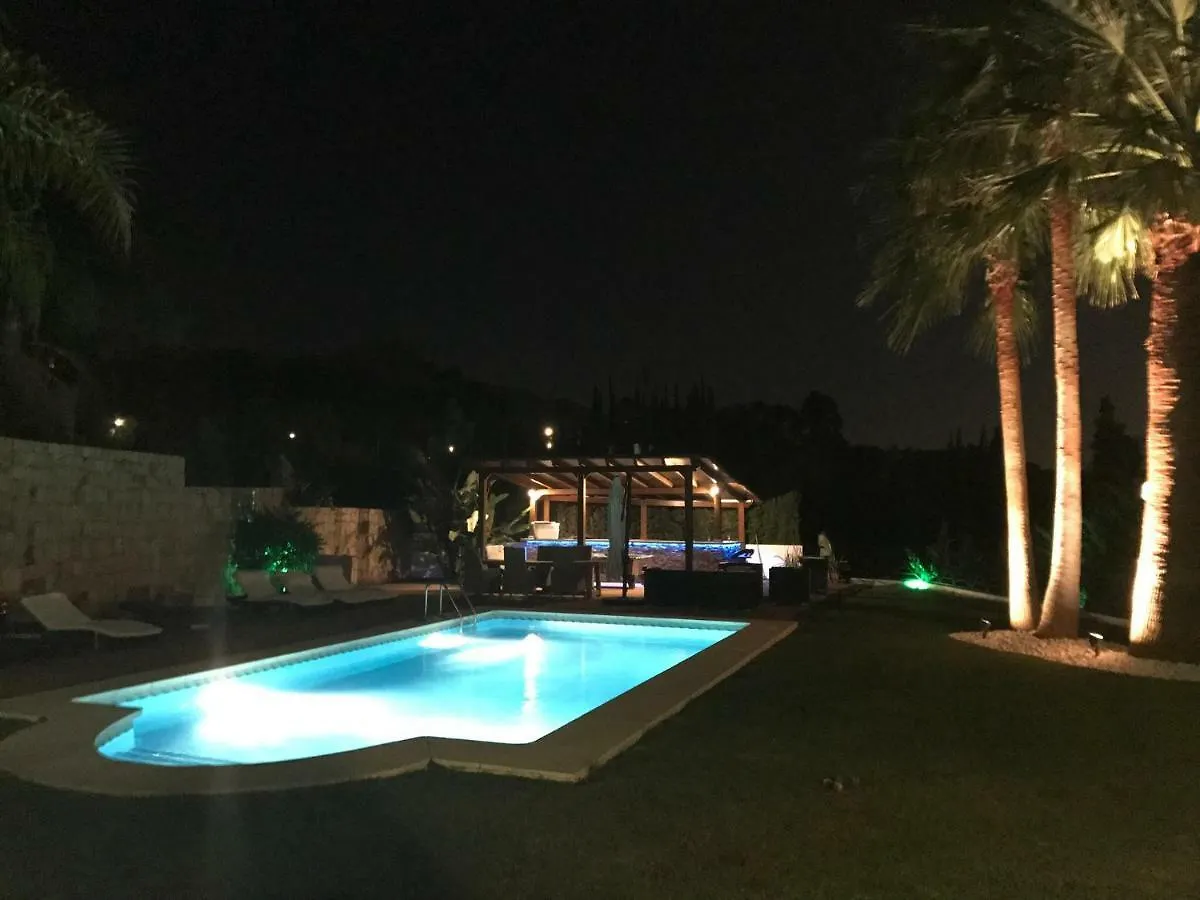 Villa Maracana マルベーリャ ホームステイ